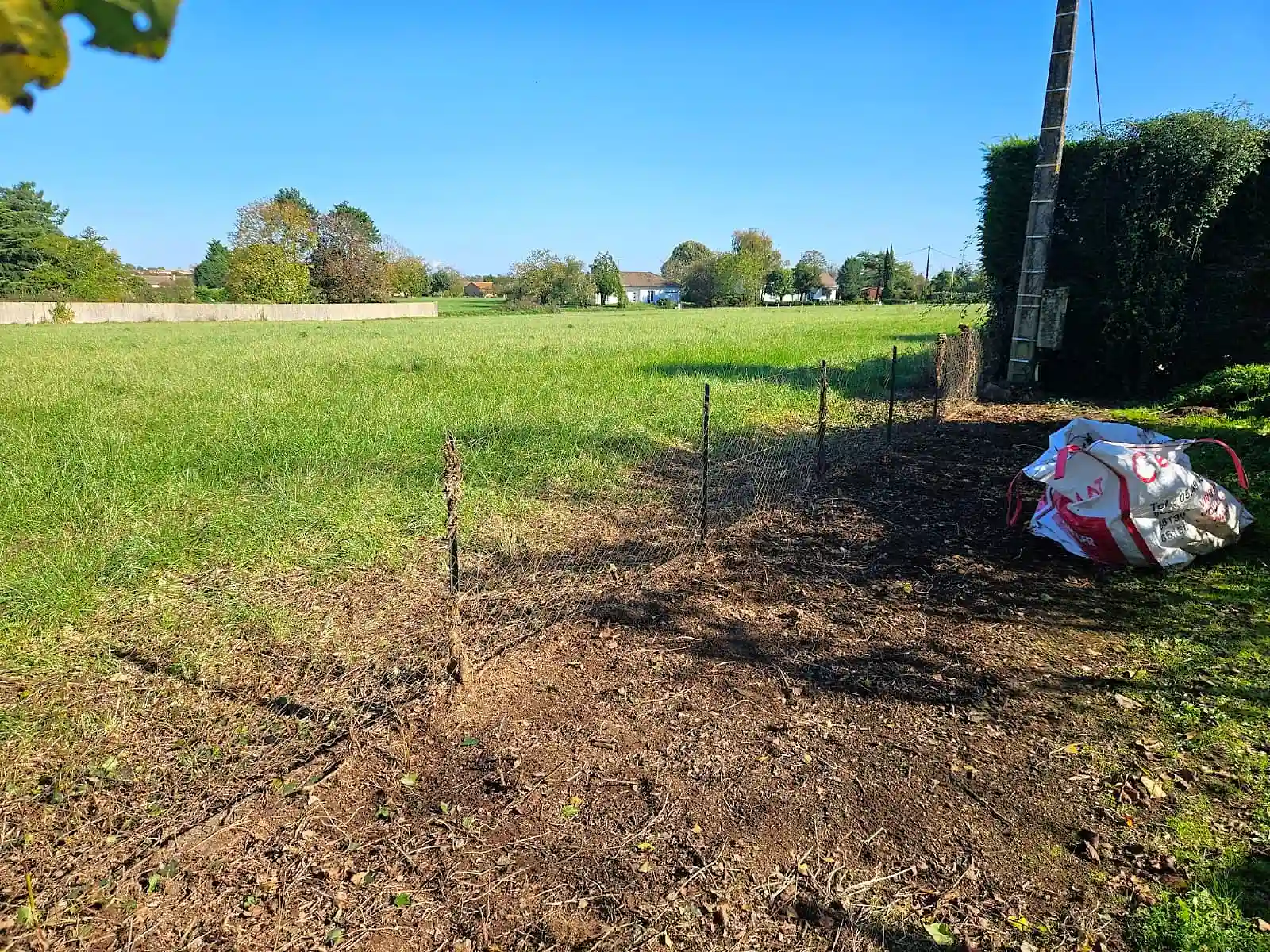 Débroussaillage d'une clôture à Vivonne (86370) après